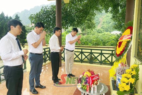 Các đại biểu dâng hương tại Nhà bia tưởng niệm các Anh hùng liệt sĩ xã Chiềng Mai.