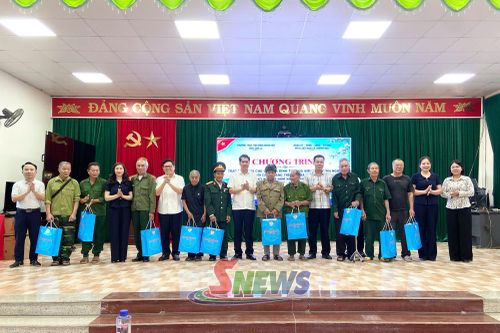 Thường trực HĐND tỉnh Sơn La trao quà cho 10 gia đình chính sách xã Chiềng Mai.