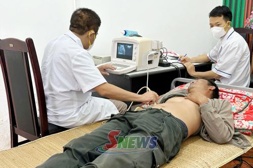 Cán bộ y, bác sĩ Bệnh viện Phổi siêu âm cho người dân.