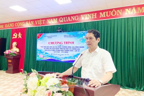 Đồng chí Vi Đức Thọ phát biểu tại buổi gặp mặt.