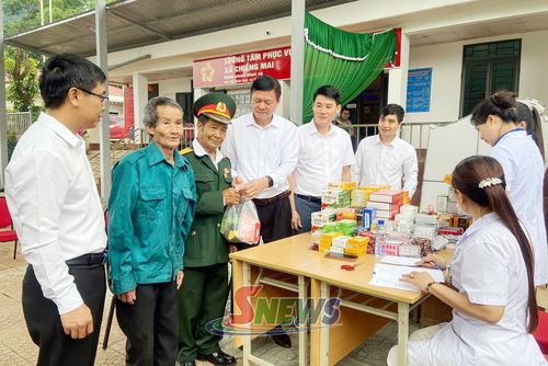 Cấp phát thuốc cho người có công tại xã Chiềng Mai.
