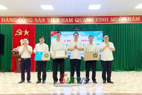 Thường trực HĐND tỉnh Sơn La trao quà cho xã Chiềng Mai.