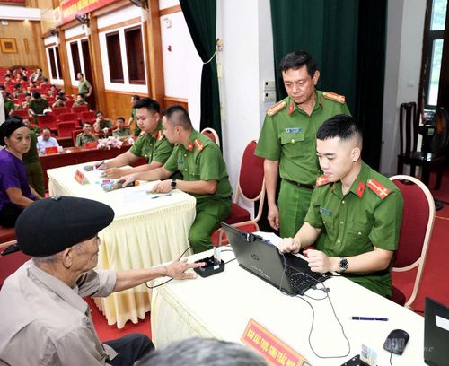 Tại điểm thu nhận Công an tỉnh, việc lấy mẫu được tiến hành khẩn trương, khoa học.