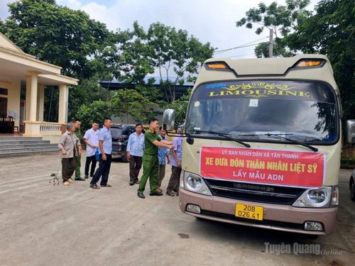 Xã Tân Thanh bố trí xe đưa đón các thân nhân liệt sĩ đến điểm lấy mẫu.