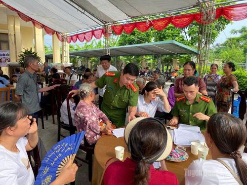 Trong 2 ngày qua, thời tiết có nhiều thay đổi thất thường, nhưng các thân nhân liệt sĩ xã Lực Hành vẫn đến đông đủ.