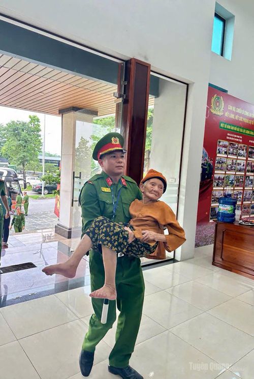 Thân nhân liệt sĩ tuổi cao, khó khăn trong di chuyển được cán bộ công an hỗ trợ tận tình, chu đáo.