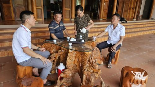 Góc thưởng trà của vợ chồng ông Phạm Văn Long, xóm Vân Hán, xã Văn Hán là nơi đón nhiều bạn bè trong xóm đến chơi, trò chuyện.
