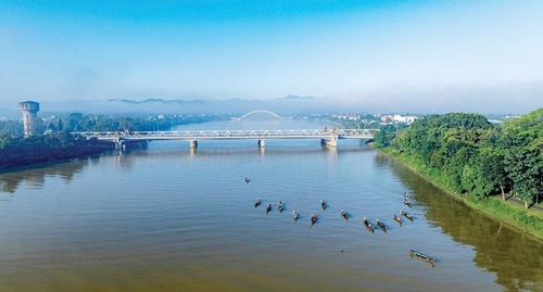 Sông Hương và các không gian cảnh quan ven sông thuộc sự quản lý của nhiều phường, xã trên địa bàn TP. Huế. Ảnh: Đình Hoàng