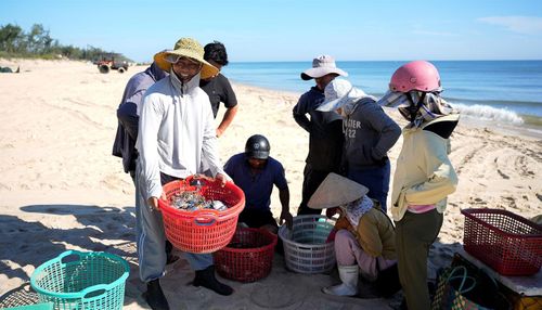 Thương lái, chủ nhà hàng, du khách đến cân ghẹ tại chỗ