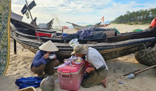 Bữa ăn sáng vội vàng của một đôi vợ chồng ngư dân sau khi thu lưới