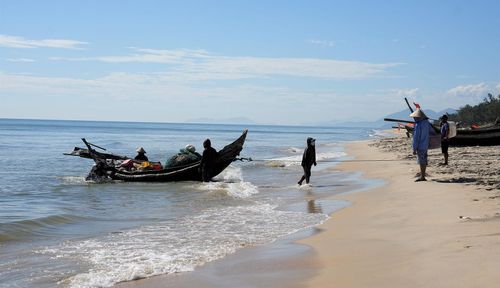 Ghe vào bờ đã có người chờ sẵn
