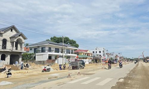 Nhiều ngôi nhà mới trên tuyến đường Nguyễn Hoàng đã hoàn thiện.