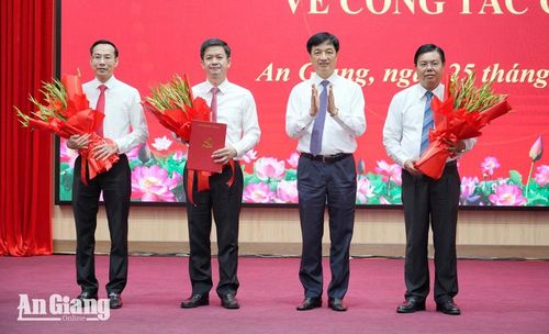Ủy viên Bộ Chính trị, Bí thư Trung ương Đảng, Trưởng Ban Tổ chức Trung ương Nguyễn Duy Ngọc trao quyết định, tặng hoa chúc mừng đồng chí Lê Quang Tùng và tặng hoa chúc mừng đồng chí Nguyễn Tiến Hải, Nguyễn Thanh Nhàn.(ảnh:baoangiang,com.vn)