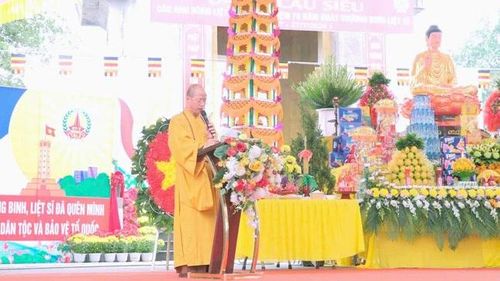 Thượng tọa Thích Minh Nghiêm đọc diễn văn tưởng niệm