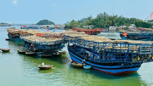 Xã Bình Sơn (Quảng Ngãi) có nhiều tàu cá ngư dân tham gia khai thác hải sản ở vùng biển Trường Sa kết hợp bảo vệ chủ quyền biển, đảo.