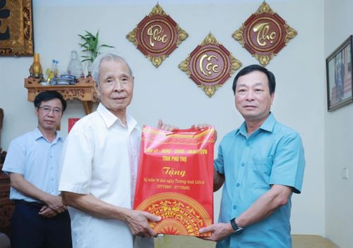 Phó bí thư Thường trực Tỉnh ủy Bùi Văn Quang trao quà tặng ông Hoàng Văn Tục - thương binh hạng 4 ở thôn 9, xã Bình Phú.