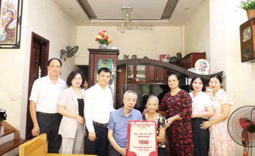 Lãnh đạo phường Thanh Miếu thăm hỏi, tặng quà các thương binh, bệnh binh, người hoạt động kháng chiến bị nhiễm chất độc hóa học và thân nhân gia đình liệt sĩ trên địa bàn phường.