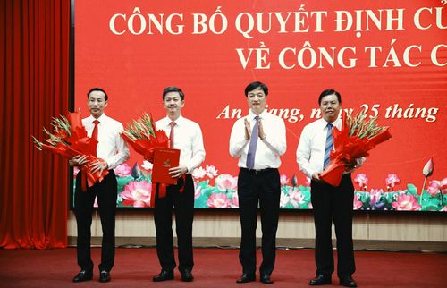 Trưởng Ban Tổ chức Trung ương Nguyễn Duy Ngọc trao quyết định của Bộ Chính trị điều động, phân công, chỉ định ông Lê Quang Tùng (thứ hai từ trái sang) giữ chức Bí thư Tỉnh ủy An Giang nhiệm kỳ 2025-2030.