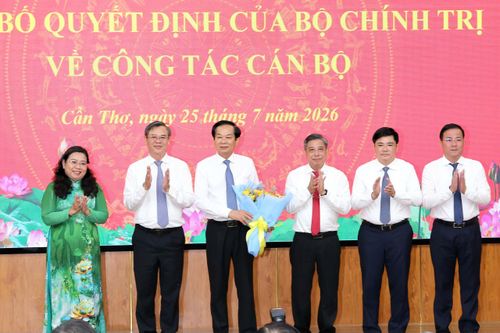 Lãnh đạo TP Cần Thơ tặng hoa chúc mừng tân Bí thư Thành ủy.