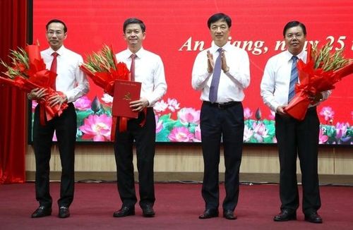 Trưởng Ban Tổ chức Trung ương Nguyễn Duy Ngọc trao quyết định điều động, phân công giữ chức Bí thư Tỉnh ủy An Giang nhiệm kỳ 2025 - 2030 cho ông Lê Quang Tùng (thứ hai từ trái qua) và tặng hoa chúc mừng ông Nguyễn Tiến Hải, ông Nguyễn Thanh Nhàn nhận nhiệm vụ mới.