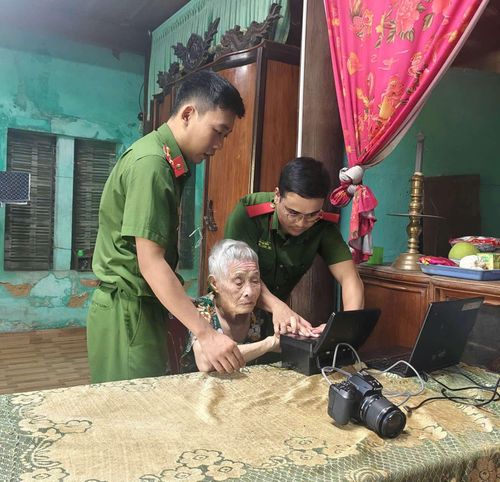 Cán bộ Công an phường Đồng Hới làm định danh điện tử tại nhà cho những người già yếu
