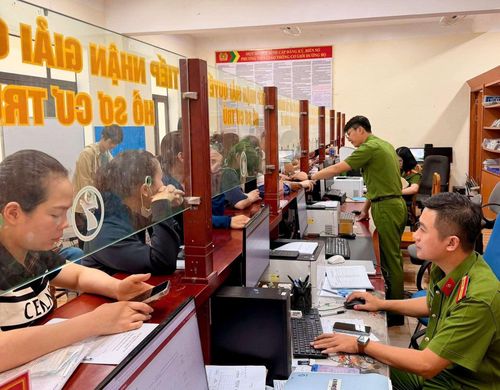 Người dân được cán bộ hướng dẫn thực hiện dịch vụ công trực tuyến