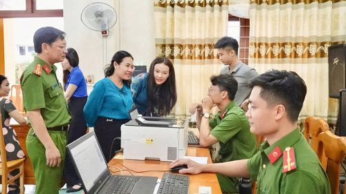 Cán bộ, chiến sĩ Công an phường Đồng Hới tăng ca trong đợt cao điểm cấp đổi thẻ đảng viên điện tử