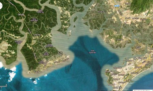 Vịnh Gành Rái, nơi Khu Thương mại tự do sẽ có một mặt tiếp giáp. Bản đồ vệ tinh trước đây, hiện nay các khu vực này đều thuộc địa phận TP. Hồ Chí Minh