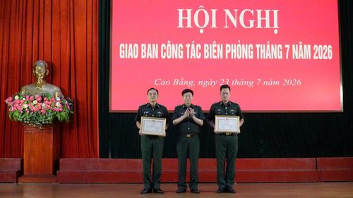 Thượng tá Tạ Văn Tuân, Chỉ huy trưởng Bộ đội Biên phòng ĐBP tỉnh Cao Bằng trao Bằng khen của Bộ trưởng Bộ Quốc phòng cho các cá nhân có thành tích xuất sắc trong đấu tranh phòng, chống tội phạm tổ chức cho người khác xuất cảnh trái phép.