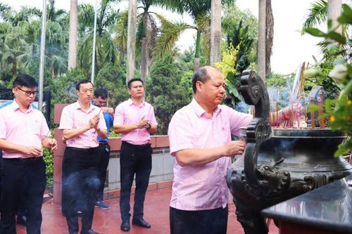 Giám đốc NHCSXH thành phố Hà Nội Phạm Văn Quyết thắp hương tưởng niệm các Anh hùng liệt sĩ