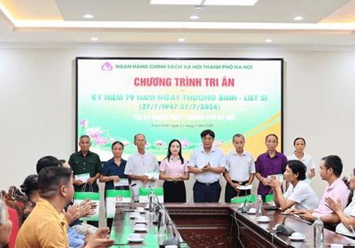 Phó Giám đốc, Chủ tịch Công đoàn cơ sở NHCSXH thành phố Hà Nội Ngô Thúy Hằng trao quà cho các gia đình chính sách tại xã Thạch Thất