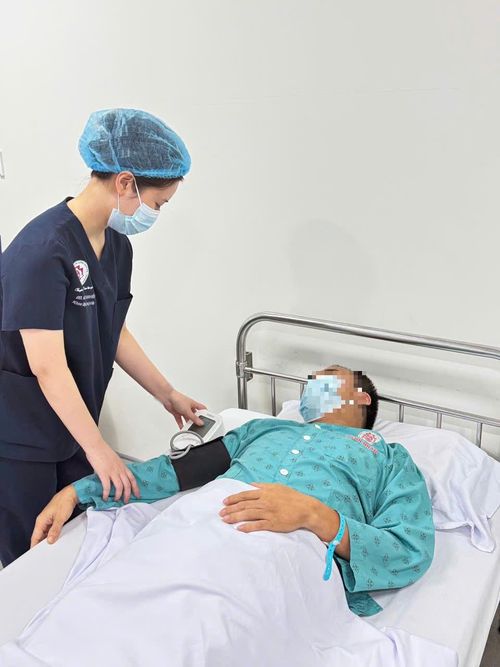 Bác sĩ thăm khám và điều trị cho bệnh nhân. Ảnh: BVCC