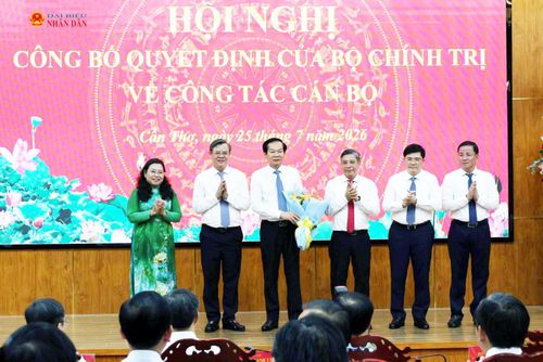 Phó Bí thư Thường trực Thành ủy, Chủ tịch HĐND Thành phố Cần Thơ Đồng Văn Thanh và lãnh đạo Thành ủy, UBND thành phố tặng hoa chúc mừng tân Bí thư Thành ủy Cần Thơ Đỗ Thanh Bình