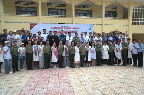 Đoàn công tác chụp ảnh lưu niệm sau sự kiện