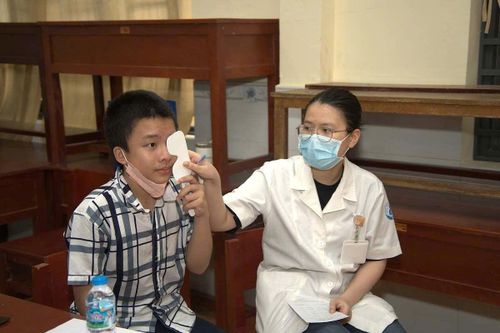 Các em được khám chuyên sâu về mắt và răng