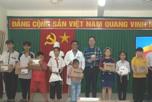 Các em được tặng quà sau khi khám sức khỏe