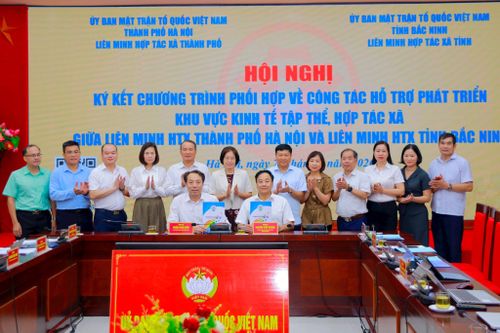Phó Chủ tịch phụ trách Liên minh HTX thành phố Hà Nội Nguyễn Tiến Phong và Chủ tịch Liên minh Hợp tác xã tỉnh Bắc Ninh Phạm Minh Hiền ký kết chương trình phối hợp giai đoạn 2026-2030.