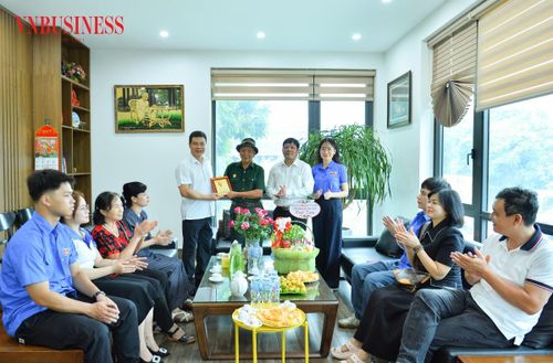 Hội CCB cơ quan Liên minh HTX Việt Nam thăm và tặng quà HTX vận tải ô tô Tân Phú, đơn vị do cựu chiến binh làm chủ.