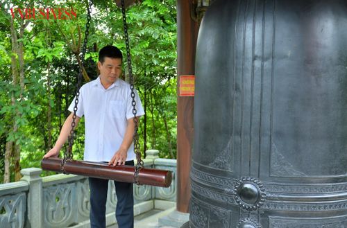 Ông Vũ Quang Phong, Chủ tịch Hội CCB Cơ quan Liên minh HTX Việt Nam thực hiện nghi thức thỉnh chuông tại khu di tích.