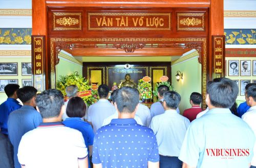 Đoàn dâng hương tưởng nhớ Đại tướng Võ Nguyên Giáp tại đồi phong Tướng trong khuôn viên khu Di tích.