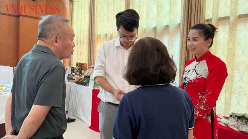 Chị Trần Hạ Mây (áo đỏ) - nhà sáng lập của Công ty TNHH Đại Việt Trà Hoa, tại Diễn đàn.