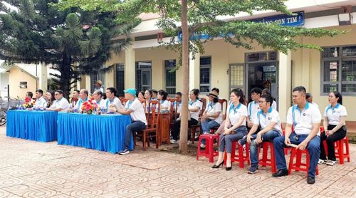 Các đại biểu là lãnh đạo, thầy cô giáo các trường có học sinh nhận quà và thành viên Hội Bảo tồn lan rừng Việt Nam ở nhiều tỉnh, thành cùng tham dự và trao quà cho em học sinh vượt khó.