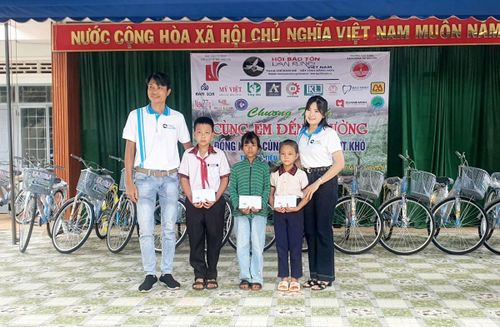 Trao học bổng cho 3 em học sinh vượt khó của Trường tiểu học Lý Thường Kiệt