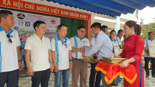 Đại diện lãnh đạo Trường tiểu học Lý Thường Kiệt trao thư cảm ơn cho các mạnh thường quân, thành viên Hội Bảo tồn lan rừng Việt Nam