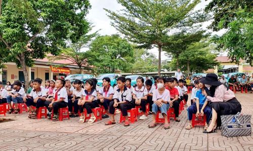 66 em học sinh vượt khó nhận xe đạp và học bổng trong đợt này