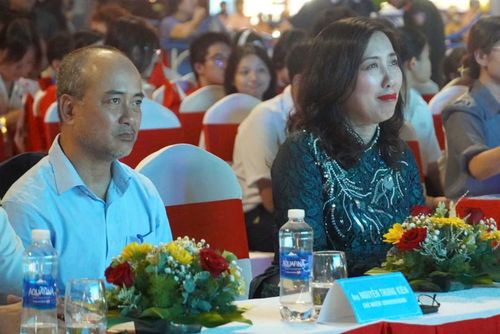 Các đại biểu xúc động khi những trại sinh kiều bào cùng hô vang: “Việt Nam, Hồ Chí Minh”.