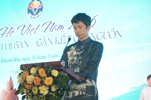 Trại sinh Lê Tuấn Khang nhắc đến cuộc gặp với các thế hệ kiều bào đã thành công nhưng luôn hướng về Việt Nam. Điều đó là động lực để Khang cố gắng học tập và luôn tự hào là người Việt Nam.