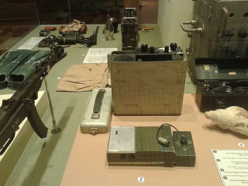 Vũ khí và thiết bị thông tin CIA trang bị cho các toán gián điệp biệt kích trưng bày trong Bảo tàng CAND