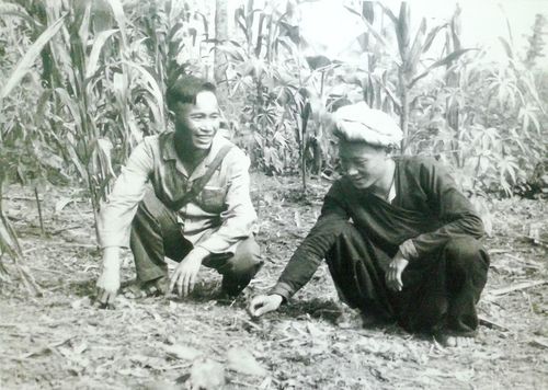 Đồng chí Trưởng Công an xã Phiềng Ban, huyện Bắc Yên, tỉnh Nghĩa Lộ (nay là Lào Cai) trao đổi với công an viên về kế hoạch bảo vệ trị an, phòng chống gián điệp biệt kích, năm 1972. Ảnh tư liệu Bảo tàng CAND