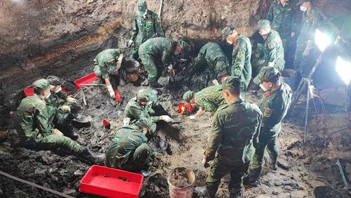 Lực lượng chức năng tìm kiếm và quy tập được nhiều hài cốt liệt sĩ tại Công viên Lê Thị Riêng.